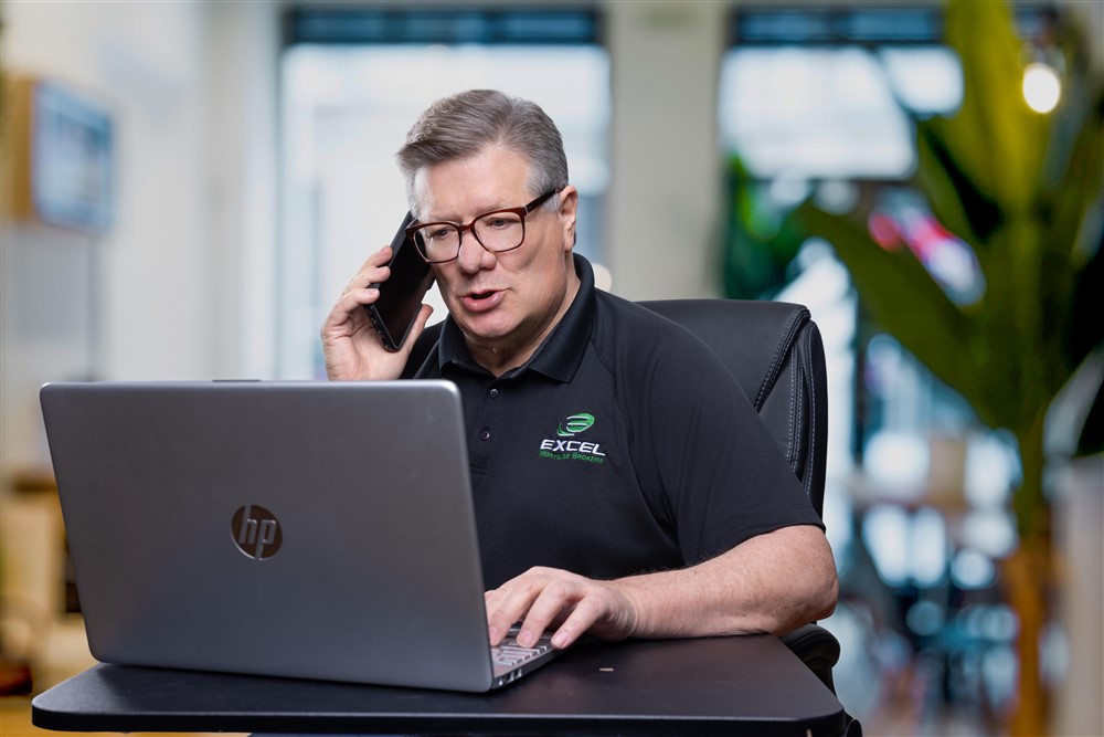 Robert Castle Mortgage | rcastlemortgage.com Professional Loan Officer At His Computer Helping Clients